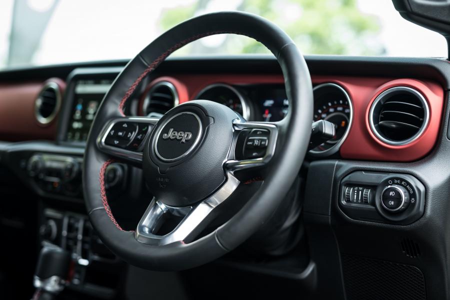 Детали интерьера Jeep Wrangler Unlimited Rubicon (JL) 2019 года  (JP) (фото 9 из 18)